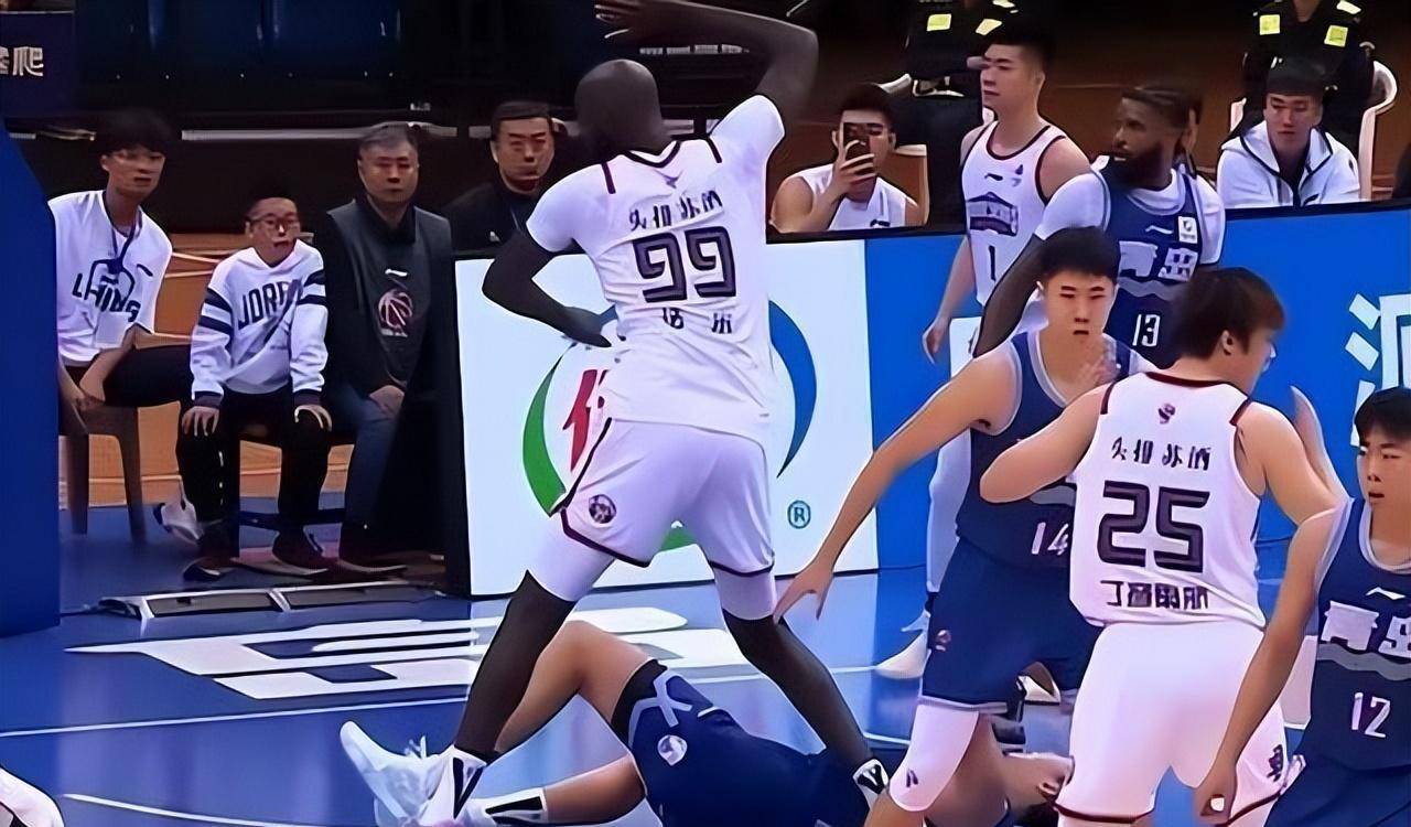 包含南京队在比赛中展现出创新战术，成功打破对手的封防的词条