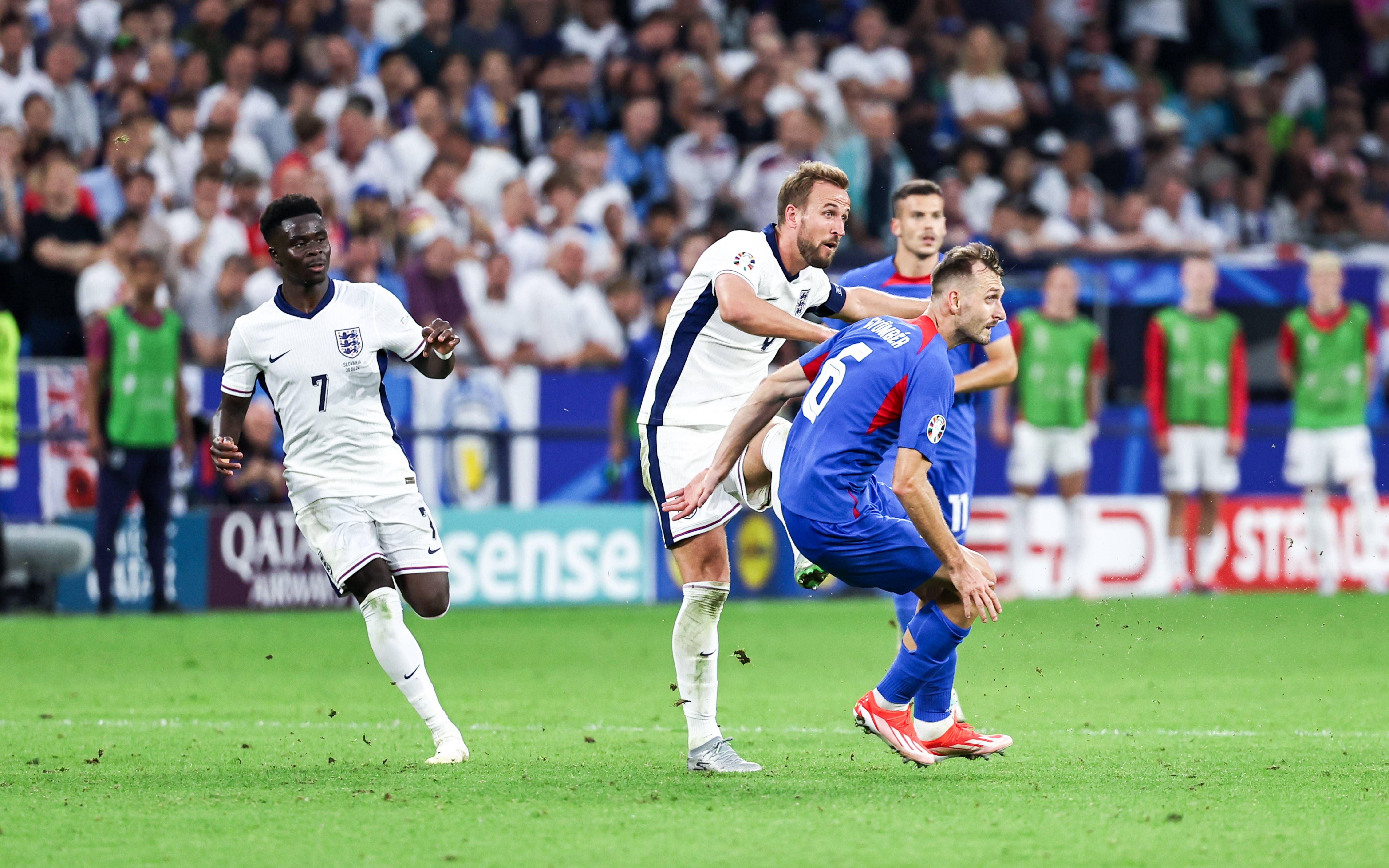 开云体育登录入口-关于赛场上的巅峰对决：欧洲杯热门球队应战的信息