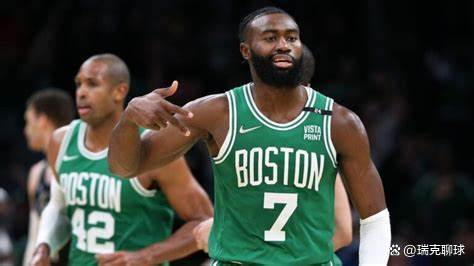 开云体育在线-雄鹿与凯尔特人之间的比赛引发激烈碰撞