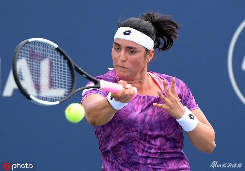 突尼斯网球选手实现精彩逆转
