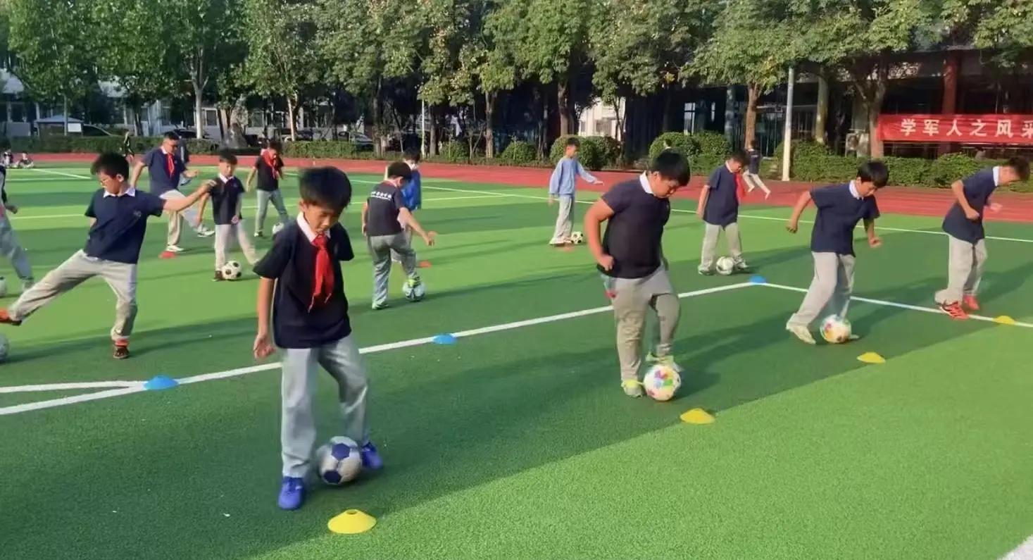 足球比赛中球员的技术和体能得到锻炼