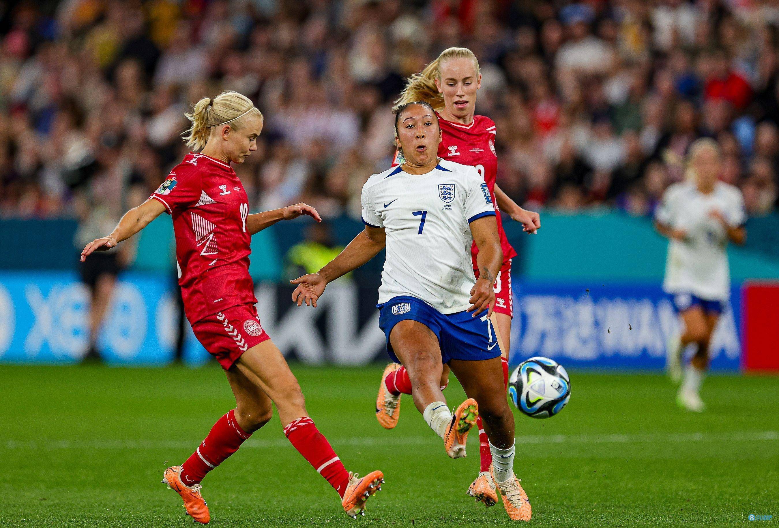 英格兰女足全面发挥，取得关键胜利