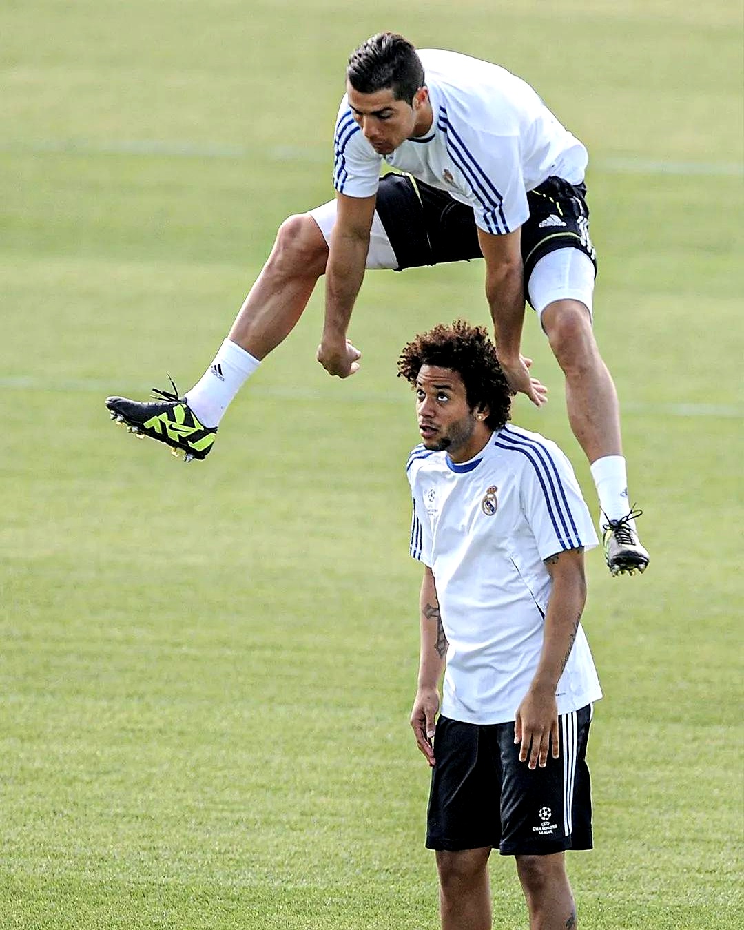 赛场上球员表现抢眼，体现合作精神