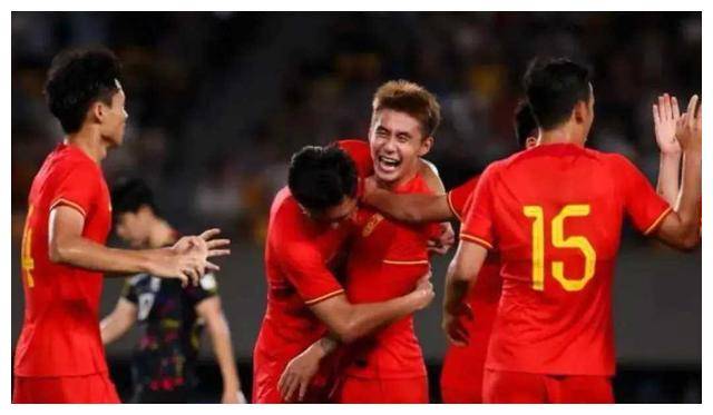 开云体育app-国内足球联赛球队实力逐渐显现，对决频繁