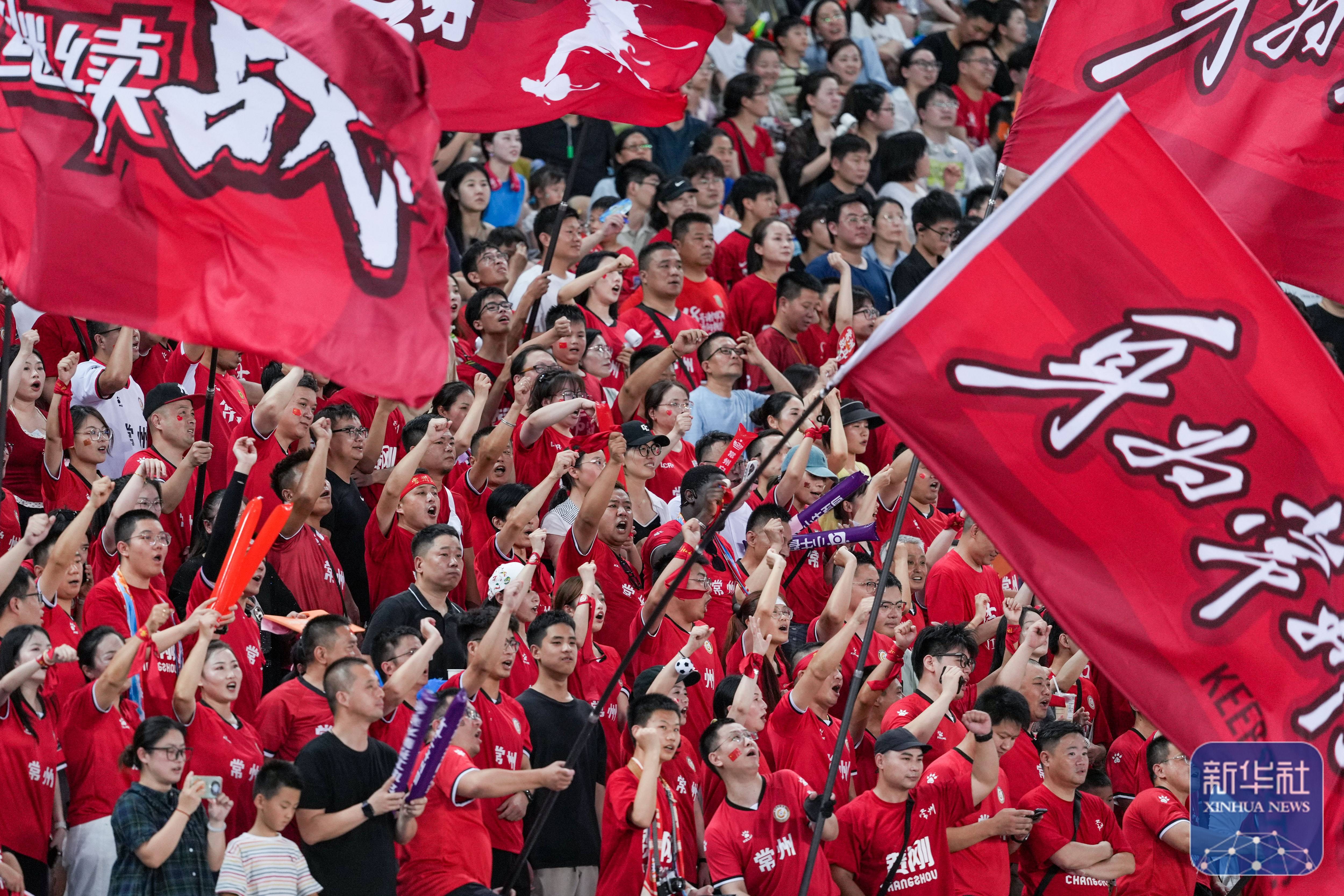 关于足球赛场紧张瞬间，球队表现持续火热的信息