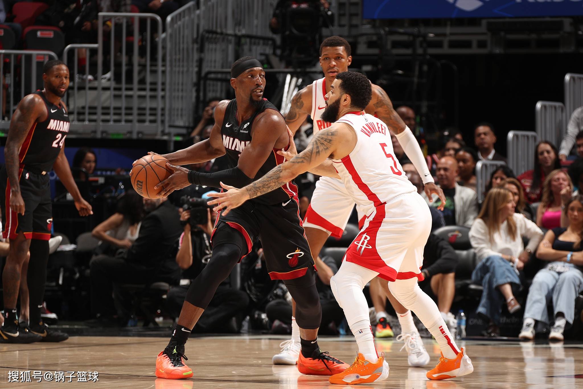 包含火箭队连胜拉近季后赛希望,球迷热情高涨的词条 包含火箭队连胜拉近季后赛希望,球迷热情高涨的词条