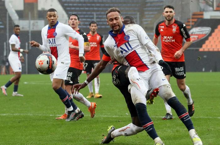 开云体育登录-里昂队主场战平对手，难得一分加入法国联赛争夺