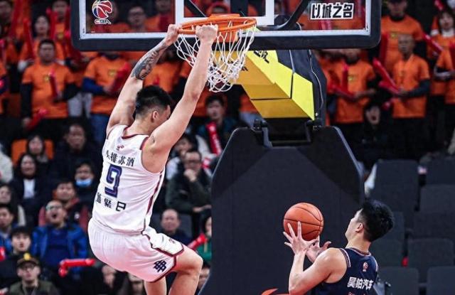 广东男篮上演绝杀，逆转击败对手