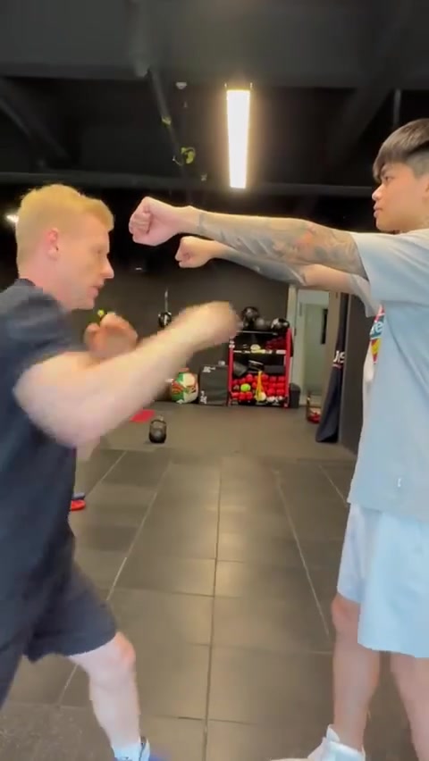 俄罗斯男子拳击队击败对手，晋级半决赛