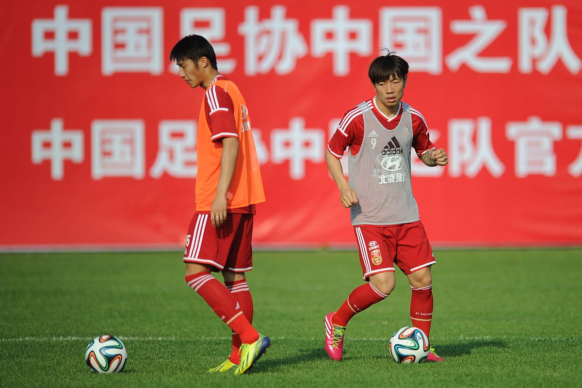 开云体育亚洲官网-中国足球运动员在赛场上展现出优秀球技