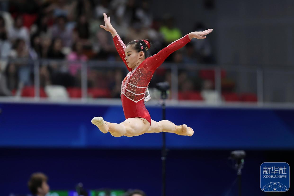 体操冠军表演完美，摘得桂冠