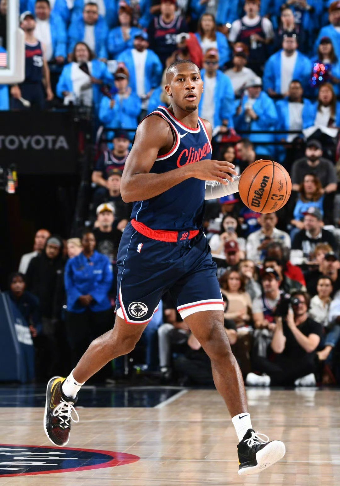 开云体育在线-快船后卫连场砍下高分，成为球队得分王的简单介绍