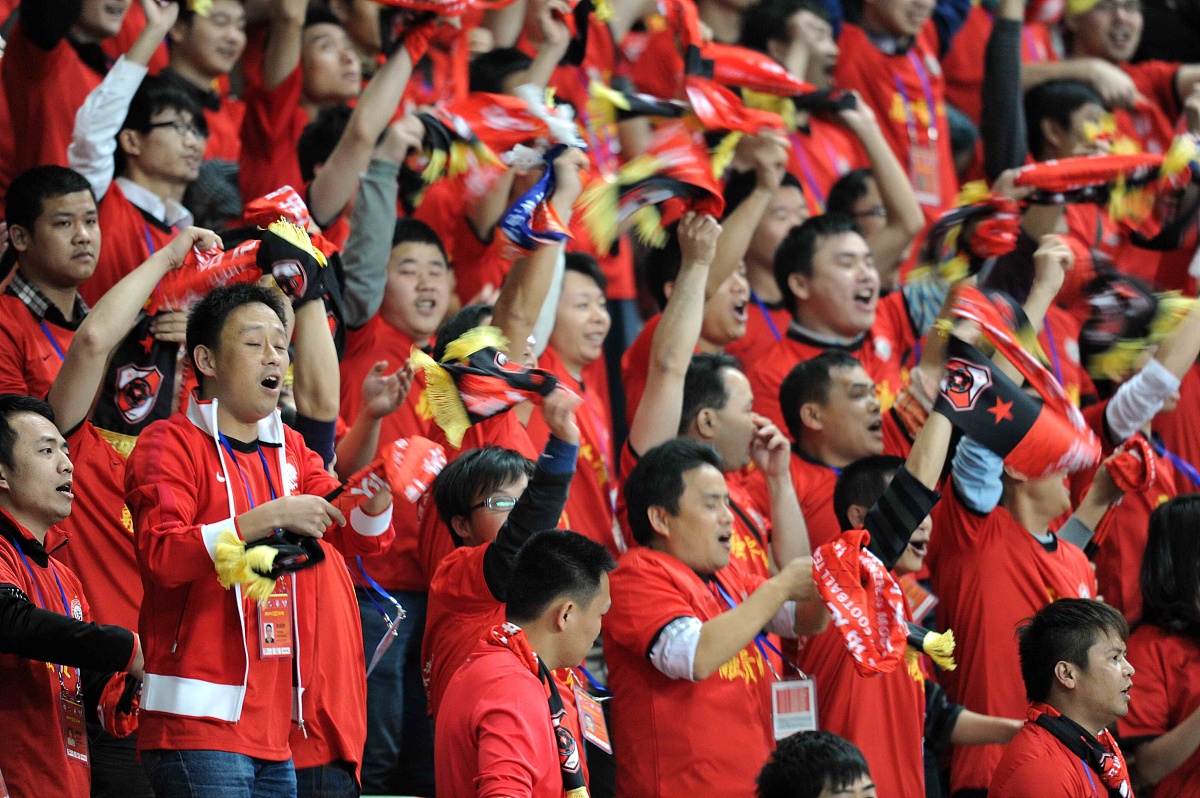 足球场上热血澎湃,球员拼搏不止 足球场上热血澎湃,球员拼搏不止