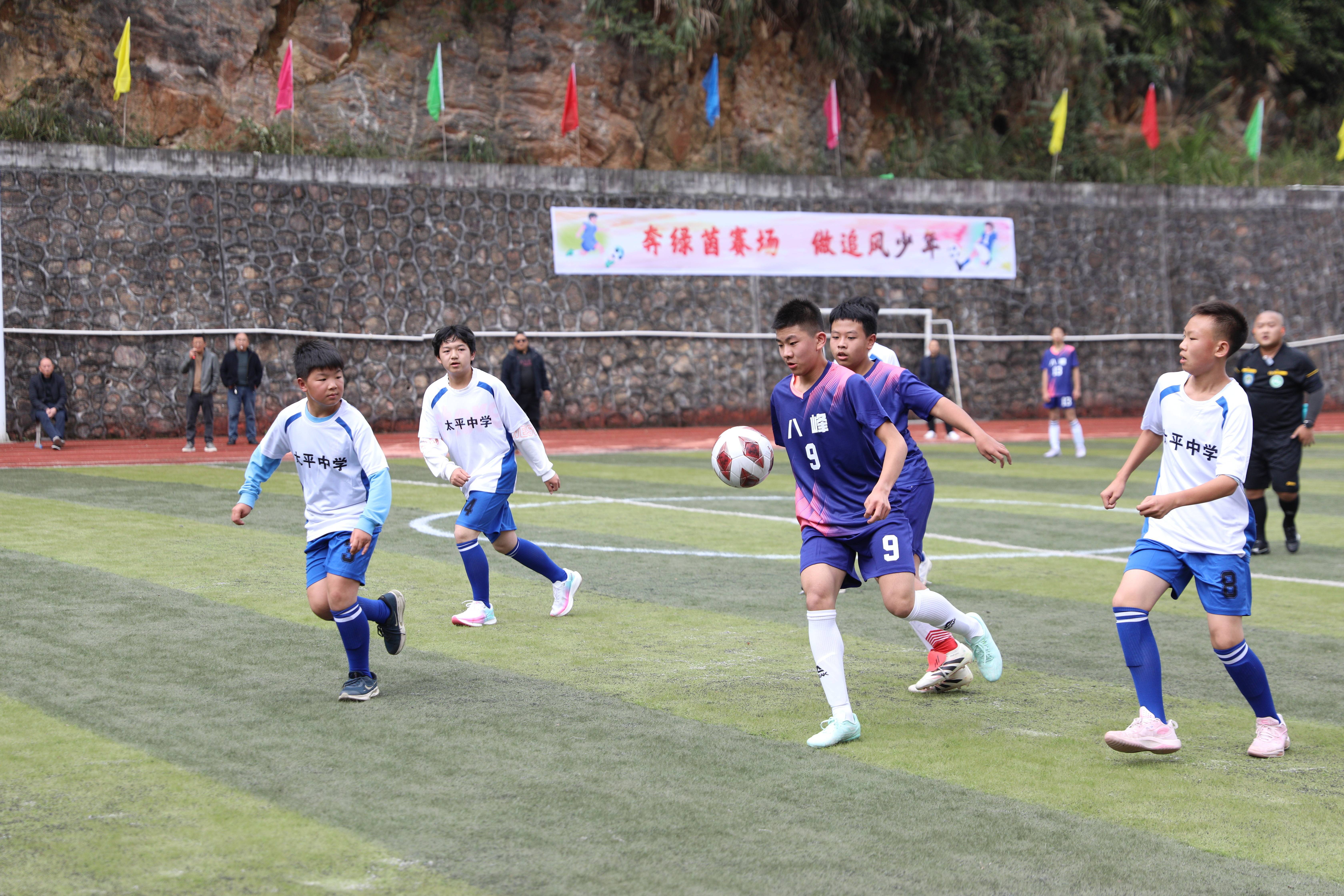 球场上的战火再次点燃，双方队员拼尽全力争胜的简单介绍